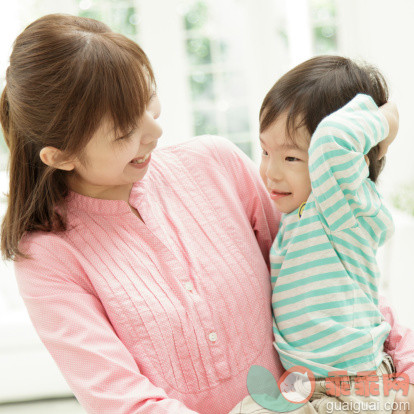 人,休闲装,室内,住宅房间,站_505320543_Mother Carrying Her Son_创意图片_Getty Images China