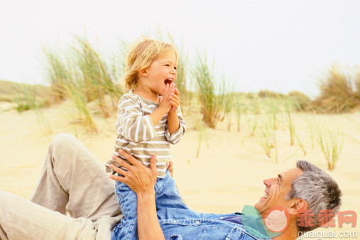 人,自然,四分之三身长,户外,55到59岁_508483445_Caucasian father and son playing on beach_创意图片_Getty Images China