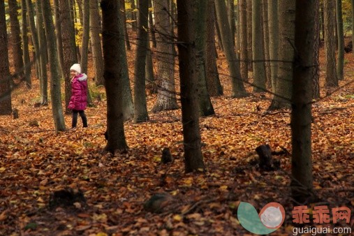 人,自然,户外,白人,站_153605645_Forest lonelyness_创意图片_Getty Images China