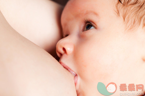 乳房,吃,哺乳,母亲,吸_155285296_Breastfeeding_创意图片_Getty Images China