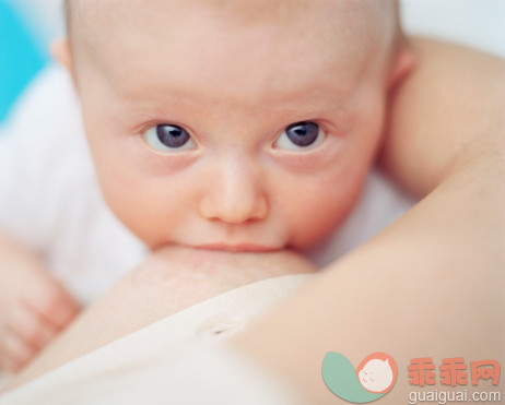 人,2到5个月,室内,喂养,哺乳_501847737_Mother Breast Feeding To Her Daughter, Munich, Bavaria, Germany, Europe_创意图片_Getty Images China