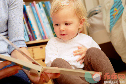 人,住宅内部,12到17个月,室内,25岁到29岁_480811975_Mother reading picture book with baby daughter_创意图片_Getty Images China