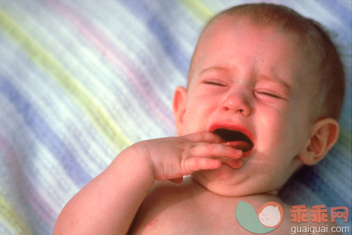 人,半装,生活方式,室内,人的嘴_128434023_baby crying w/ fingers in mouth_创意图片_Getty Images China