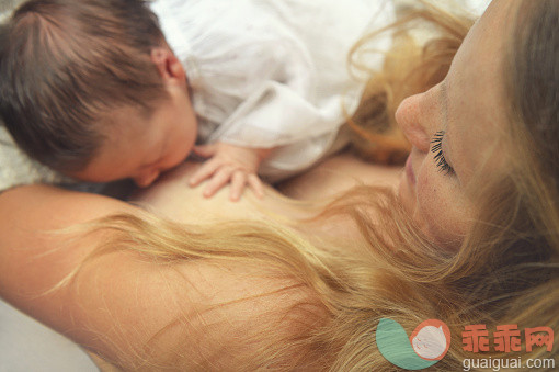 人,食品,生活方式,人的脸部,手_485058214_Mother feeding her baby_创意图片_Getty Images China