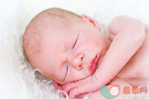 摄影,人,室内,白人,躺_130554043_Sleeping newborn_创意图片_Getty Images China