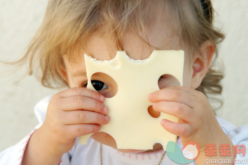 人,12到17个月,户外,奶酪,褐色眼睛_169536059_Young girl holding a slice of cheese over her face_创意图片_Getty Images China