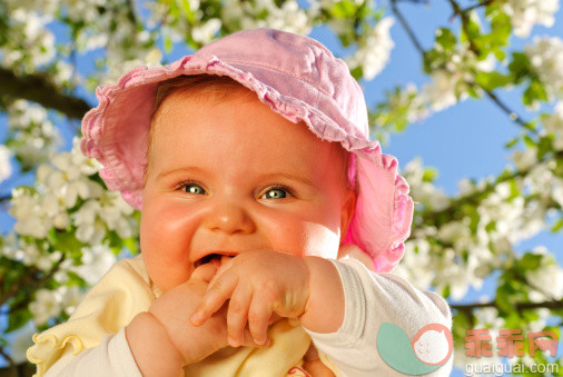 人,2到5个月,人的脸部,快乐,白人_155432182_Baby girl and apple blossom_创意图片_Getty Images China