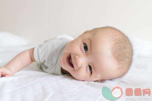 人,床,四分之三身长,快乐,躺_509940555_Newborn baby girl in bed smiling at camera_创意图片_Getty Images China