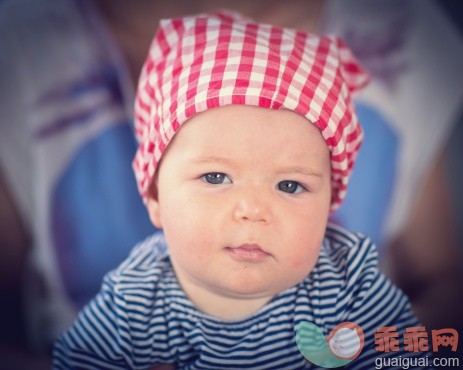人,婴儿服装,灰色眼睛,满意,白人_509265419_Babygirl with headscarf_创意图片_Getty Images China