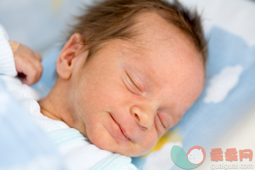 人,床,人的头部,人的脸部,人的眼睛_157334974_Newborn smiling in sleep_创意图片_Getty Images China