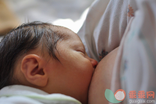 人,室内,中间部分,深情的,乳房_158897679_Mother breast feeding newborn baby_创意图片_Getty Images China