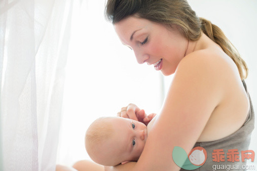 人,生活方式,2到5个月,室内,40到44岁_478169093_Mother breast-feeding baby girl_创意图片_Getty Images China