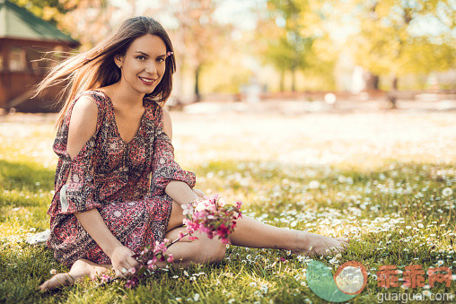 人,生活方式,自然,户外,白人_478704812_Smiling woman relaxing in grass during springtime in nature._创意图片_Getty Images China