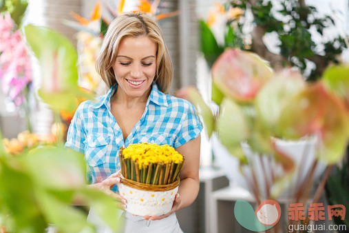 人,花盆,商务,零售,室内_518755059_Happy woman in flower shop._创意图片_Getty Images China