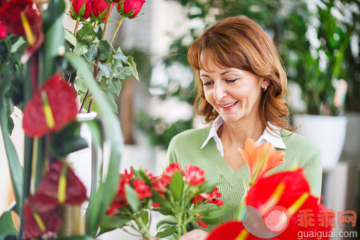 人,商务,零售,小企业,室内_537984631_Smiling female florist._创意图片_Getty Images China