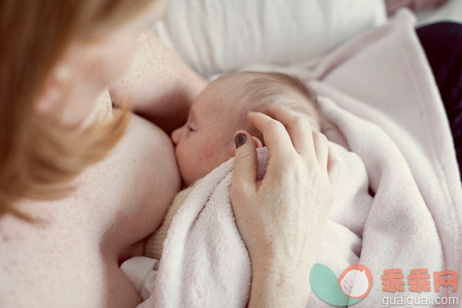 人,半装,室内,40到44岁,胸部_562605637_Mother breastfeeding newborn baby, close-up_创意图片_Getty Images China