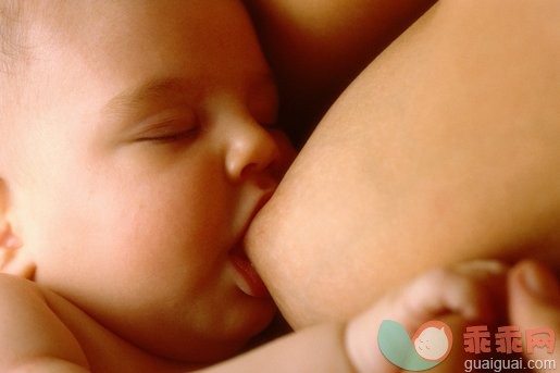 室内,哺乳,父母,母亲,家庭_10012022_CLOSE-UP OF A BABY BREAST-FEEDING_创意图片_Getty Images China