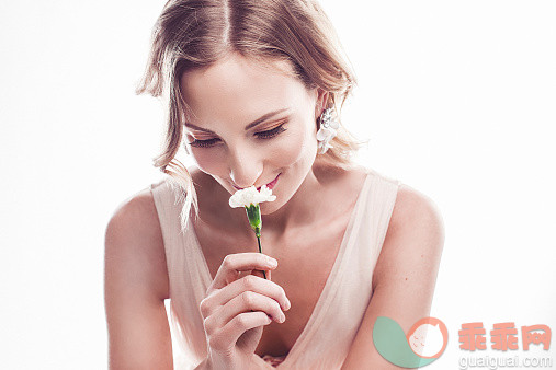 白色,明亮,人,图像,影棚拍摄_537469475_Beautiful young woman smelling a flower_创意图片_Getty Images China