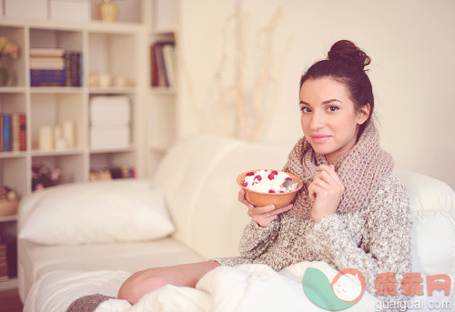 围巾,人,食品,住宅内部,沙发_521004295_young brunette woman in home interior._创意图片_Getty Images China