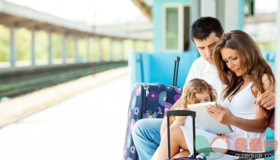 人,交通方式,生活方式,技术,运输_168635285_Cheerful Family At Train Station._创意图片_Getty Images China