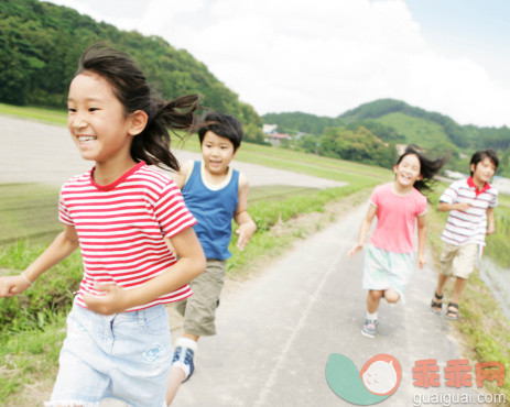 人,休闲装,路,户外,快乐_505322273_Children Running_创意图片_Getty Images China