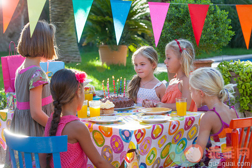 人,桌子,连衣裙,人生大事,户外_525386441_Girl with friends at table with birthday cake_创意图片_Getty Images China