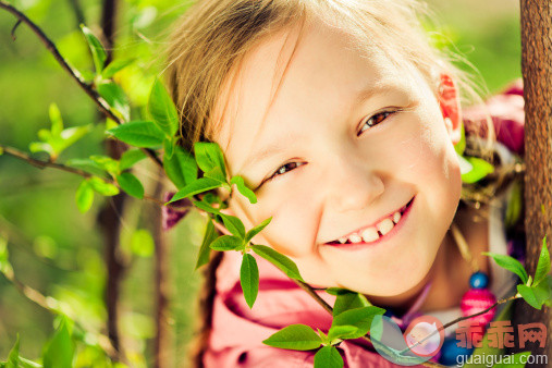 公园,绿色,人,生活方式,自然_154964065_Little girl outdoors in spring time_创意图片_Getty Images China