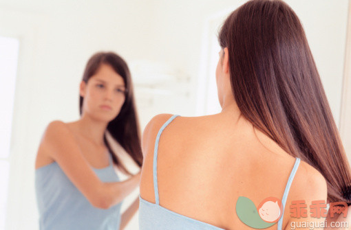 人,发刷,镜子,室内,头发_78613857_Teenage girl brushing hair_创意图片_Getty Images China