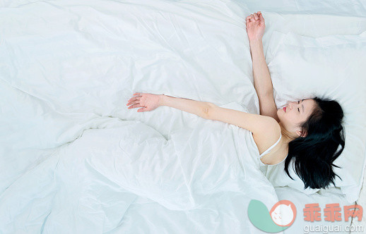 人,休闲装,床,生活方式,室内_477886094_Beautiful young asian woman sleeping_创意图片_Getty Images China