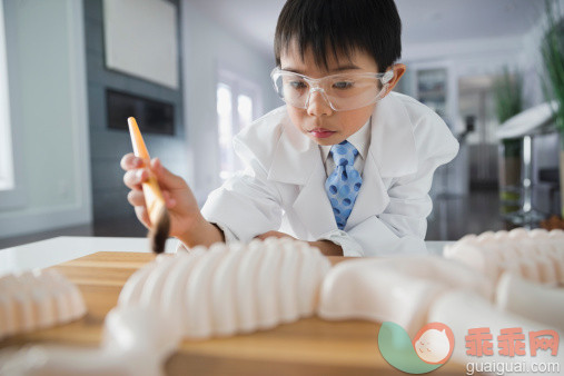 人,住宅内部,书桌,教育,生活方式_170409454_Boy pretending to be scientist at home_创意图片_Getty Images China