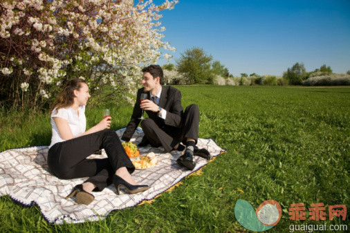 人,商务,自然,度假,户外_105864259_Bussiness lunch at nature_创意图片_Getty Images China