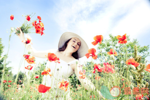 人,花束,连衣裙,帽子,自然_170145117_Happy Young Woman  at the Meadow of  Red Poppies_创意图片_Getty Images China