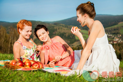人,休闲装,生活方式,自然,度假_170103608_Female friends having fun on picnic_创意图片_Getty Images China