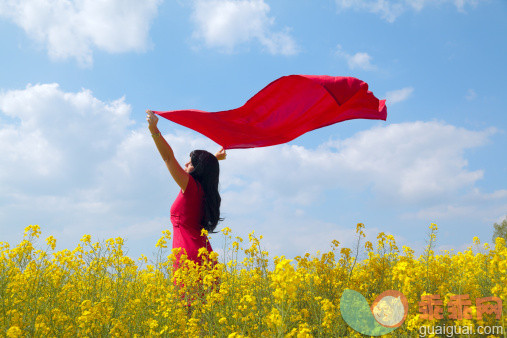 地形,人,连衣裙,生活方式,自然_157482455_Woman with red dress and scarf in canola field (XXXL)_创意图片_Getty Images China