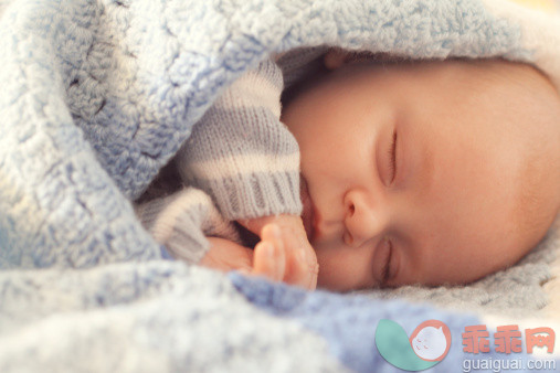 人,休闲装,室内,躺,睡觉_168704955_Newborn sleeping_创意图片_Getty Images China