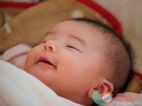 人,室内,人的脸部,微笑,睡觉_141301768_Sleeping baby girl smiling_创意图片_Getty Images China