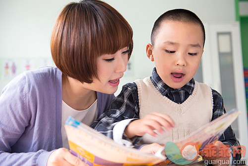 东亚人,白昼,室内,教育,教室_5c86236bb_Kindergarten teacher and boy reading_创意图片_Getty Images China