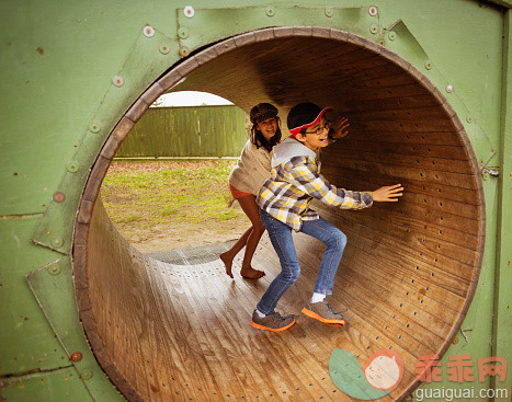 车轮,人,帽子,生活方式,户外_530676787_Mixed race children playing in wheel in playground_创意图片_Getty Images China