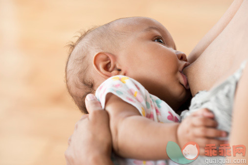 人,饮食,生活方式,2到5个月,室内_482136887_Mother breastfeeding baby_创意图片_Getty Images China