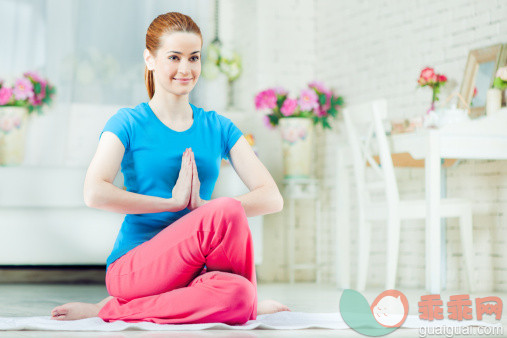 白色,人,活动,住宅内部,地毯_143922101_Yoga at home_创意图片_Getty Images China