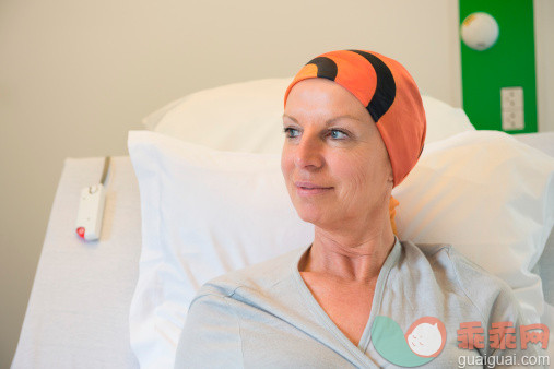 人,医疗器械,床,药,健康保健_509102569_Patient receiving out-patient chemotherapy treatment_创意图片_Getty Images China