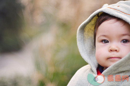 人,婴儿服装,12到17个月,户外,白人_135336546_Portrait baby girl_创意图片_Getty Images China