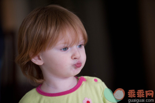 人,休闲装,12到17个月,户外,灰色眼睛_151527521_Redheaded boy_创意图片_Getty Images China