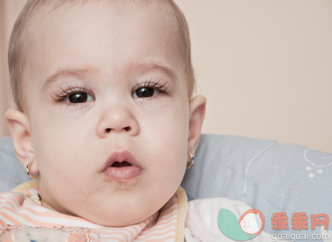 人,婴儿服装,沙发,12到17个月,室内_137564954_Eyes of innocence..._创意图片_Getty Images China