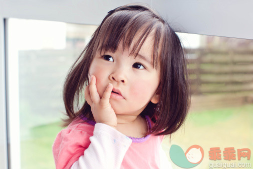 人,12到17个月,室内,褐色眼睛,担心_478840685_Toddler girl looking up with anxious expression_创意图片_Getty Images China