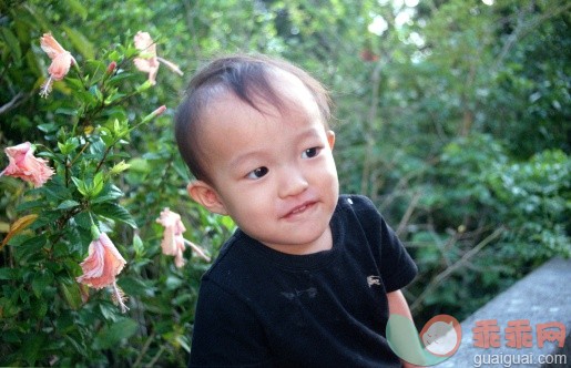 人,婴儿服装,12到17个月,户外,褐色眼睛_476506005_portrait of baby_创意图片_Getty Images China