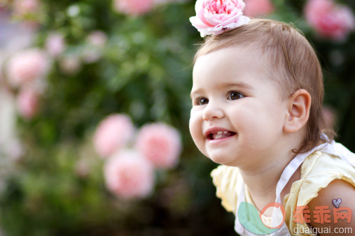 人,12到17个月,户外,褐色眼睛,棕色头发_478088675_Little girl and roses_创意图片_Getty Images China