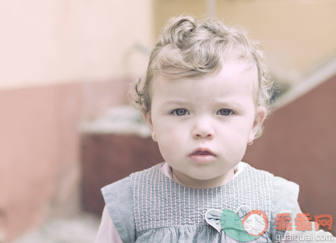 人,婴儿服装,12到17个月,户外,金色头发_136113339_Portrait of small baby_创意图片_Getty Images China