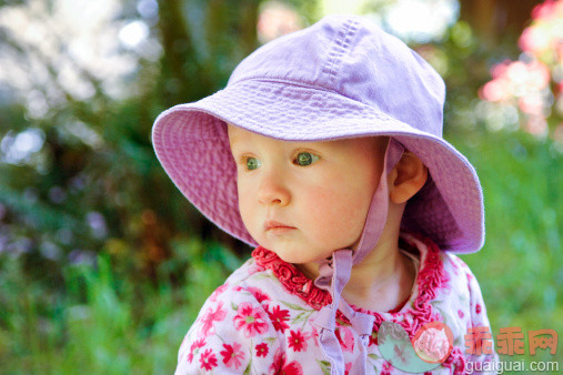 人,婴儿服装,12到17个月,户外,白人_144479861_Baby girl wearing sunhat_创意图片_Getty Images China