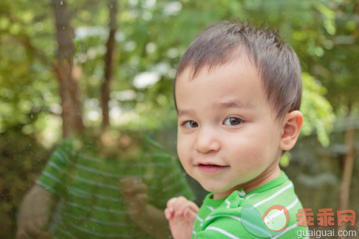 人,休闲装,12到17个月,户外,满意_122468882_Cute boy_创意图片_Getty Images China